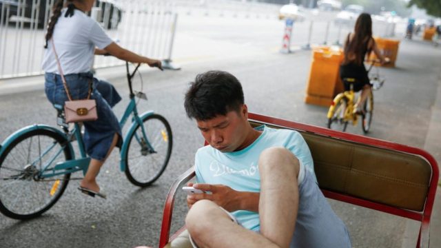 审查促使很多中国民众转向运行顺畅、快捷，但容易受中国当局监视的交流方式，如中国互联网公司腾讯的应用微信。 | THOMAS PETER/REUTERS