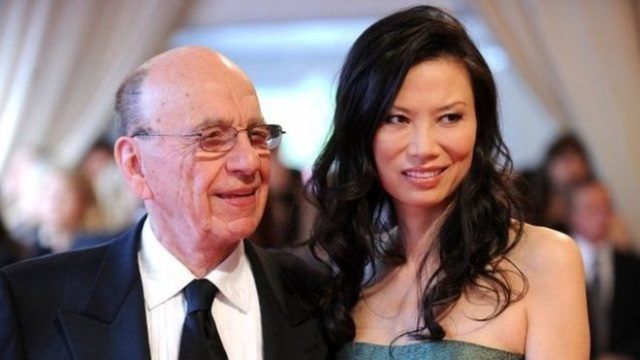 邓文迪是媒体大亨默多克的前妻。当初两人结婚后，邓文迪的事业，投资，以及作为社会名流的生活都受到国际媒体和中国媒体的关注。