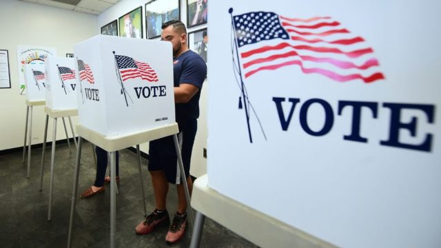 美国中期选举后，民主党在美国众议院获得多数席位，共和党则依旧控制着参议院。