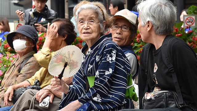 河合雅司在书中预测：2020年，日本每2位女性中将有1位是50岁以上，能生育的女性急减。