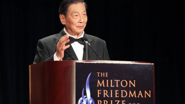 茅于轼2012年获得卡托研究所(Cato Institute)授予的弗里德曼促进自由奖