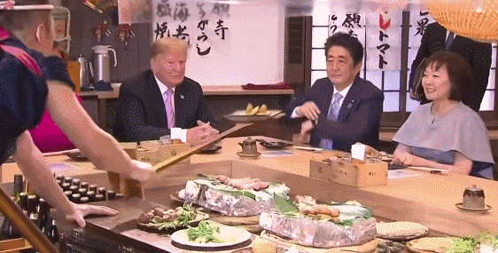 日美“第一夫妇”吃日料，最后才给特朗普上菜
