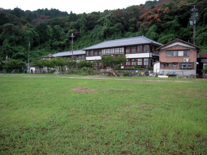 徐静波：日本农村如何做到“再穷不能穷教育”？