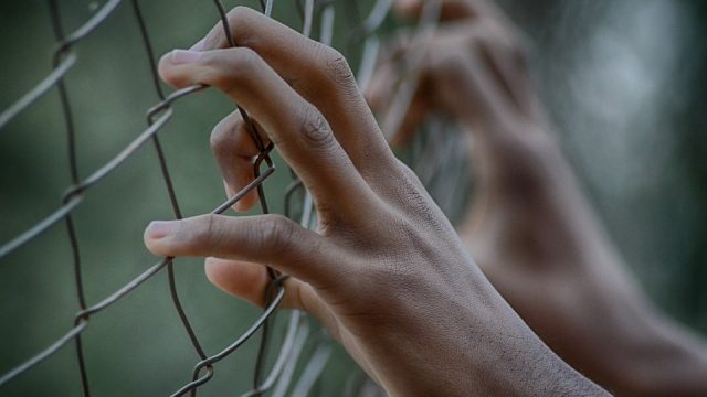 国人深藏一种受害者心态、及势不两立的文化