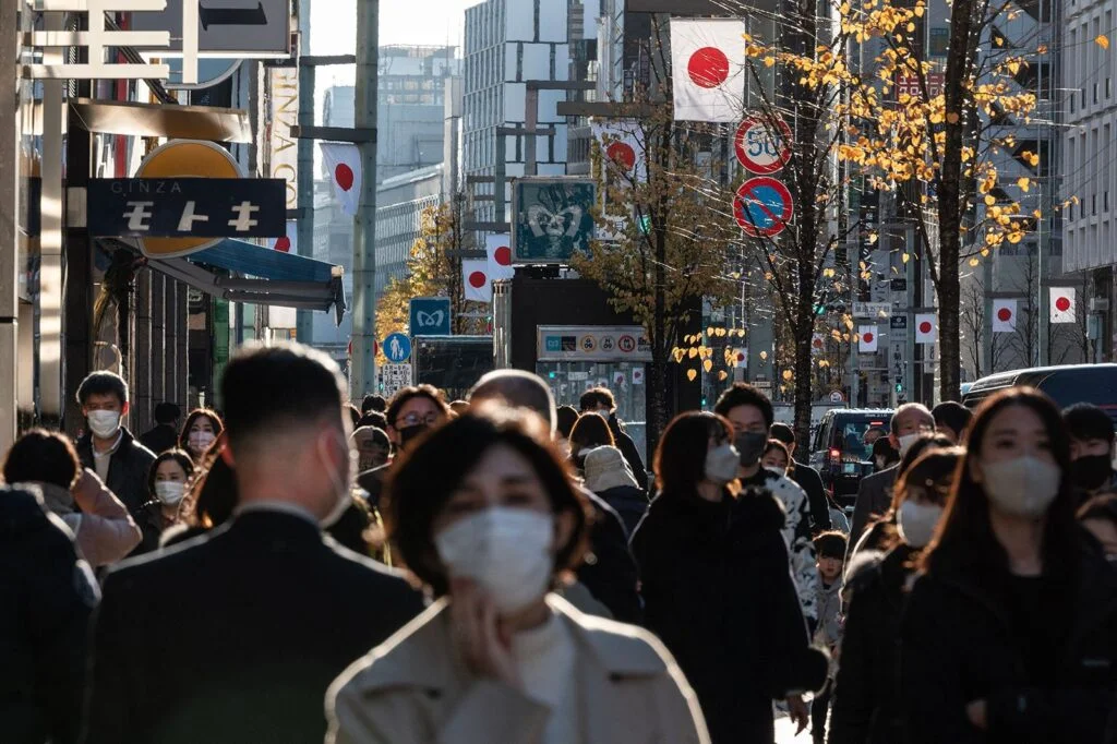 日本少子化：破碎的“中产梦”，低落的“生育率”